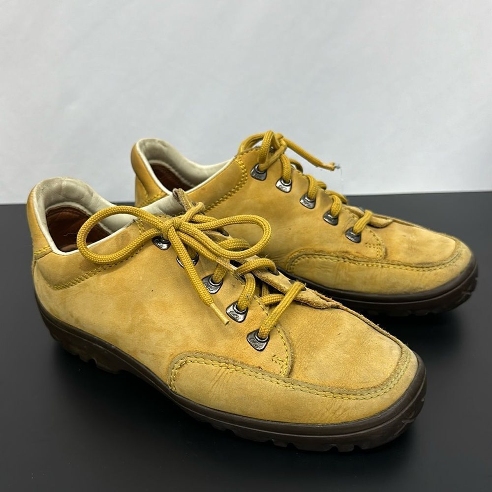 Women’s Soho leather shoes sz 5 1/2